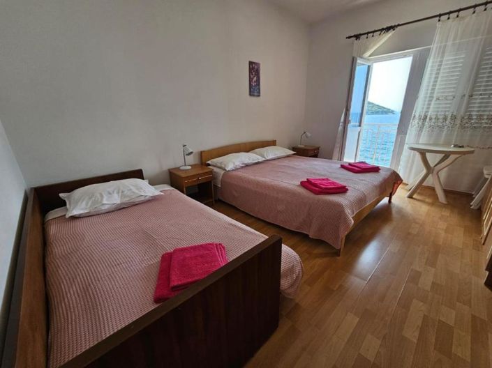 Image No.24-8 Bed Property for sale
