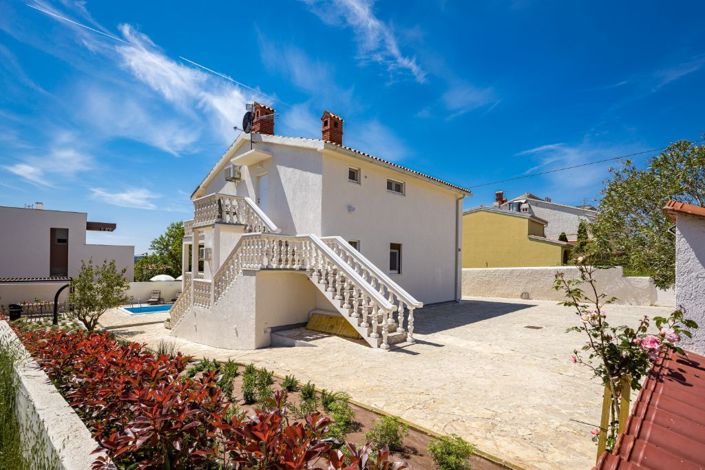 Image No.12-5 Bed Property for sale