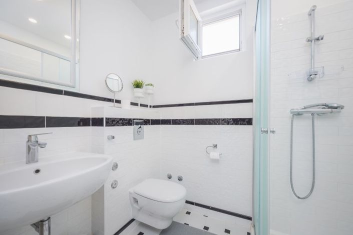 Image No.24-5 Bed Property for sale