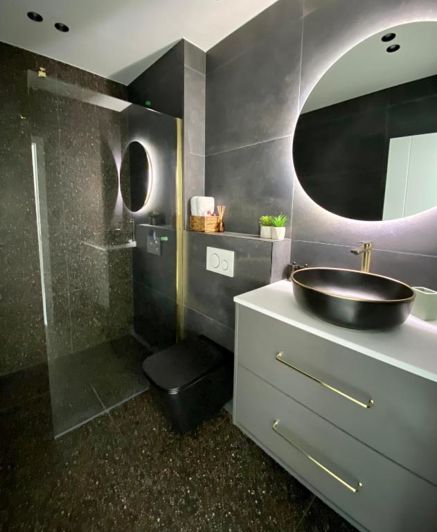 Image No.24-8 Bed Property for sale