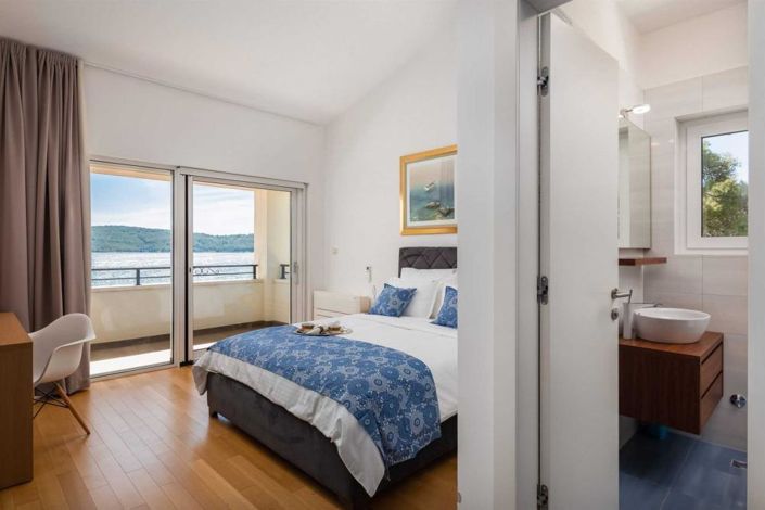 Image No.14-7 Bed Property for sale