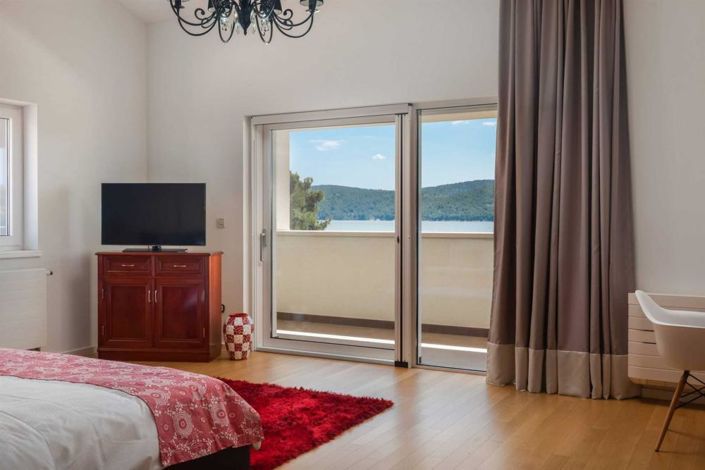 Image No.16-7 Bed Property for sale