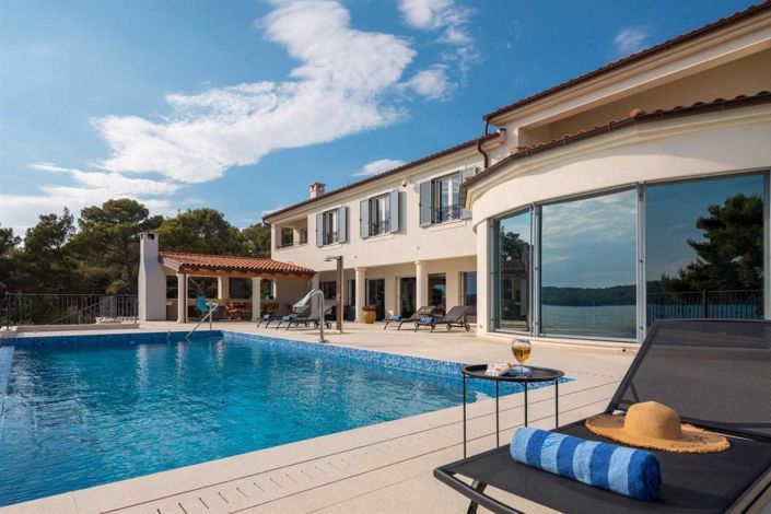Image No.7-7 Bed Property for sale