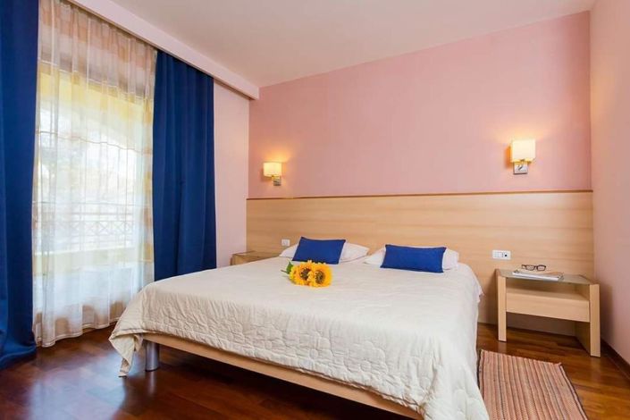Image No.24-12 Bed Property for sale