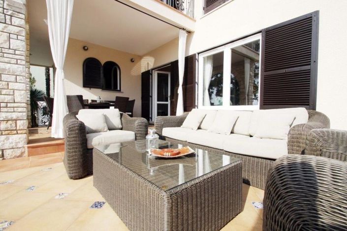 Image No.12-8 Bed Property for sale