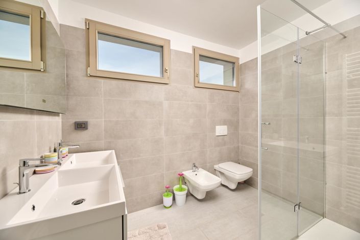 Image No.22-5 Bed Property for sale