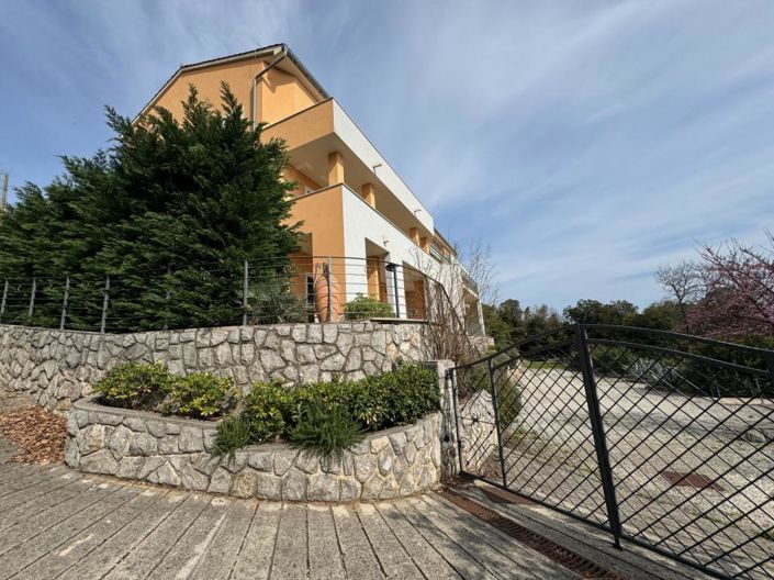 Image No.5-15 Bed Property for sale