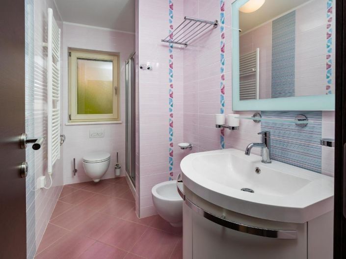 Image No.13-15 Bed Property for sale
