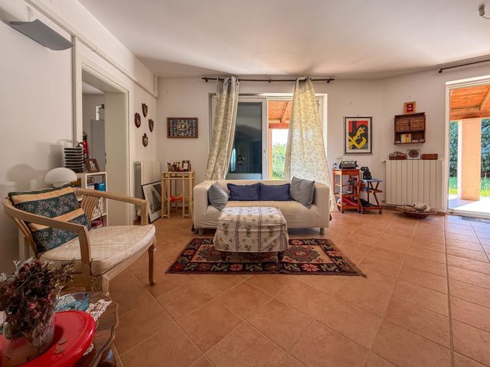 Image No.11-6 Bed Property for sale