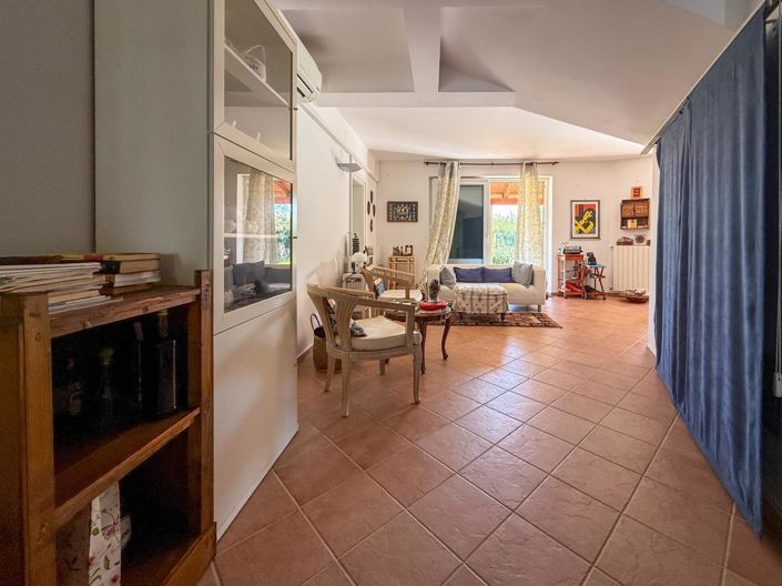 Image No.12-6 Bed Property for sale