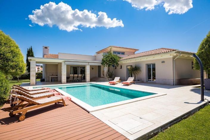 Image No.2-5 Bed Property for sale