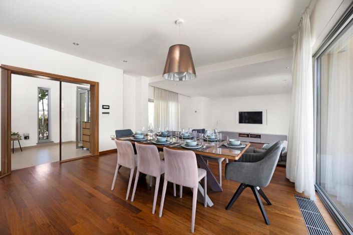 Image No.8-5 Bed Property for sale
