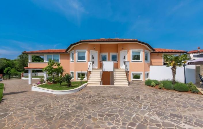 Image No.2-Propriété de 6 chambres à vendre à Umag