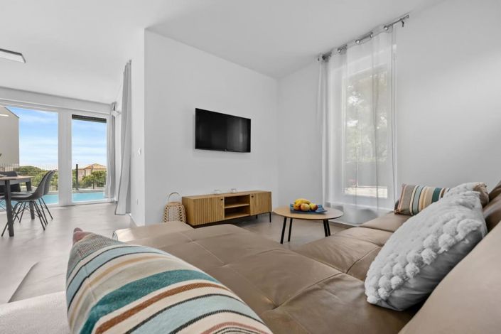 Image No.10-3 Bed Property for sale