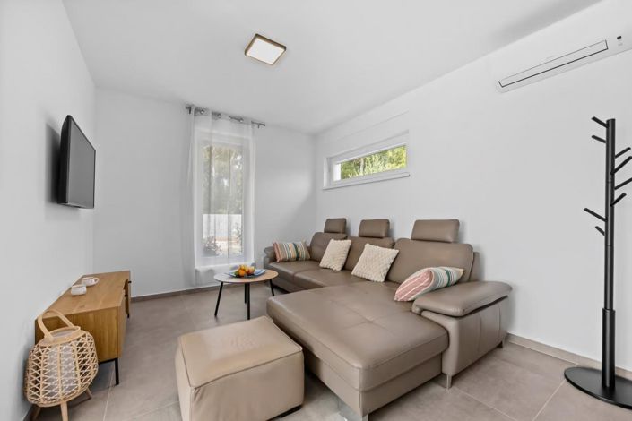 Image No.12-3 Bed Property for sale