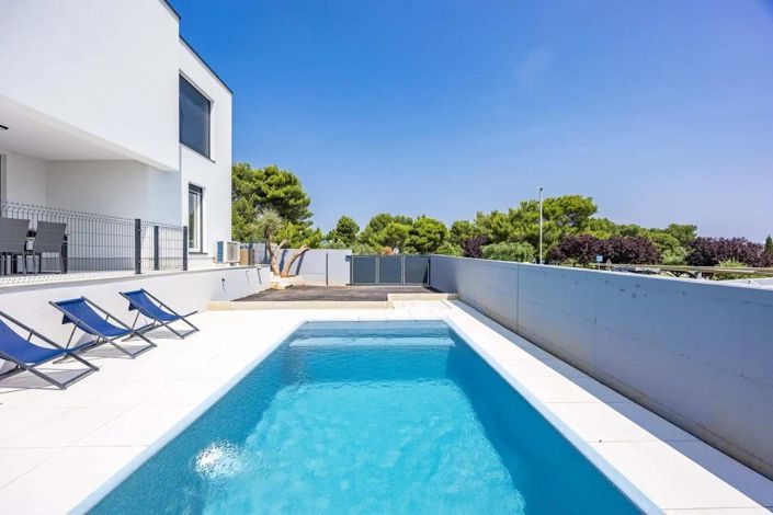 Image No.3-3 Bed Property for sale
