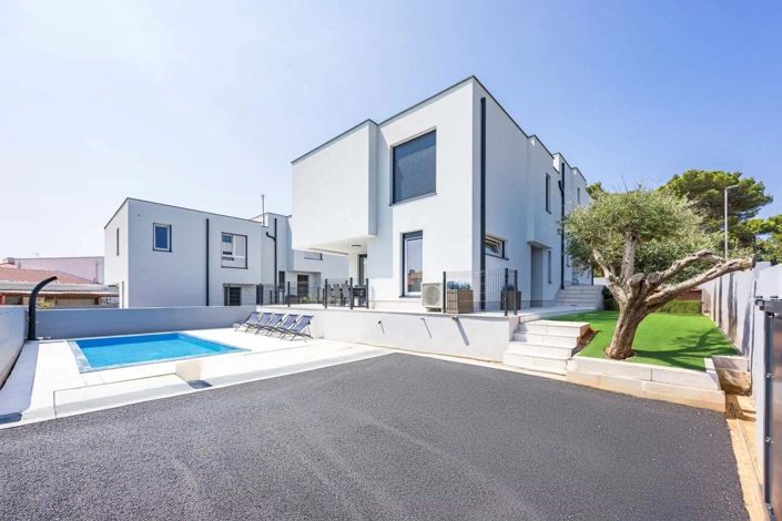 Image No.6-3 Bed Property for sale