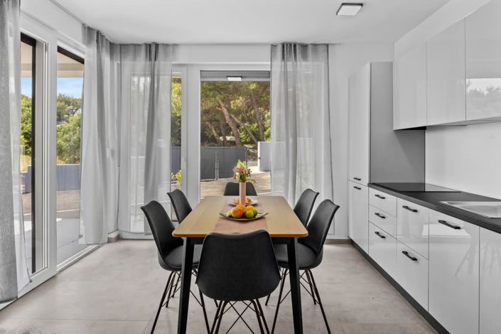 Image No.12-3 Bed Property for sale