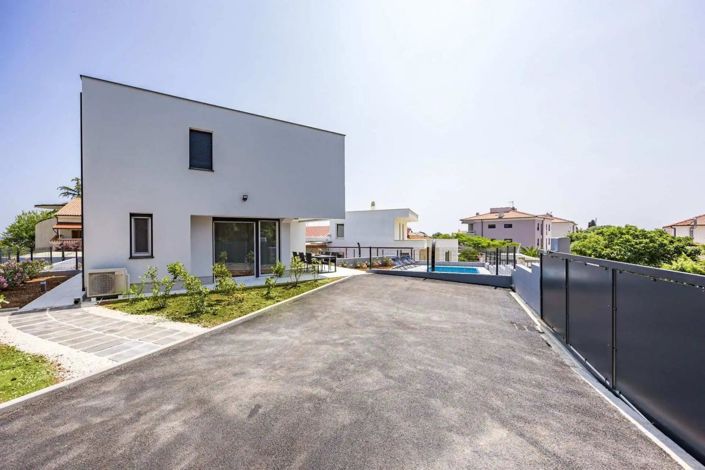 Image No.18-3 Bed Property for sale