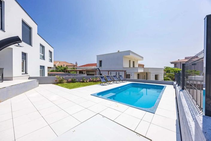 Image No.3-3 Bed Property for sale