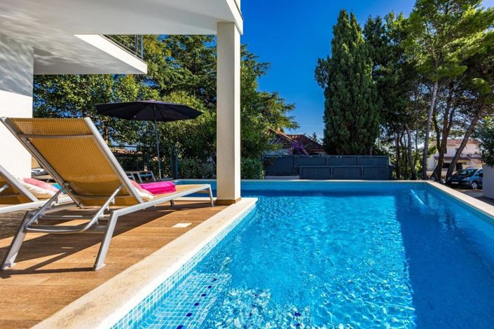 Image No.13-6 Bed Property for sale