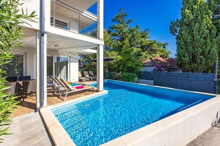 Image No.15-6 Bed Property for sale