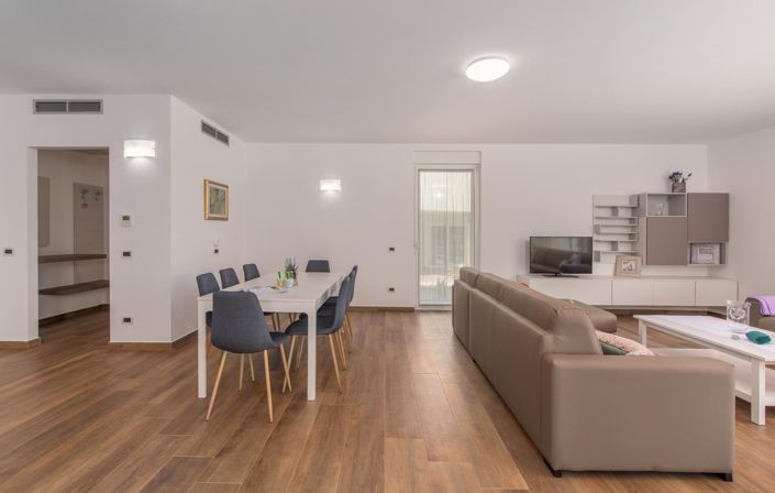 Image No.7-6 Bed Property for sale