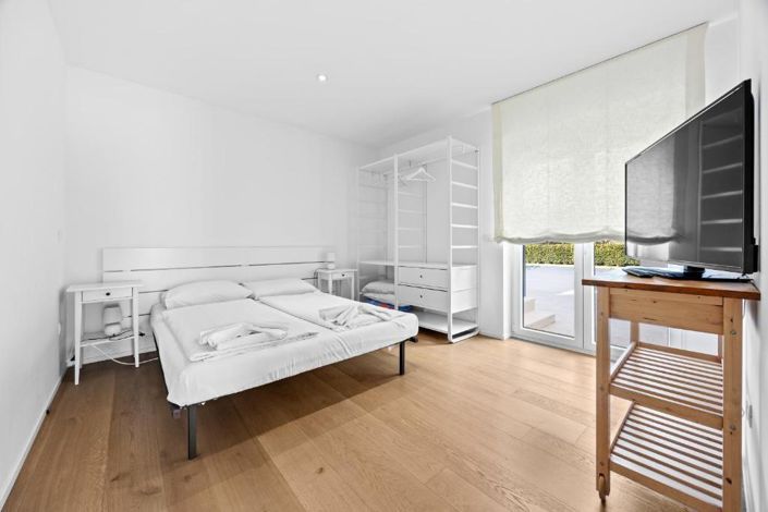 Image No.17-10 Bed Property for sale