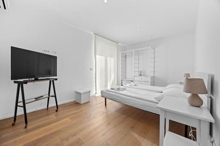 Image No.20-10 Bed Property for sale