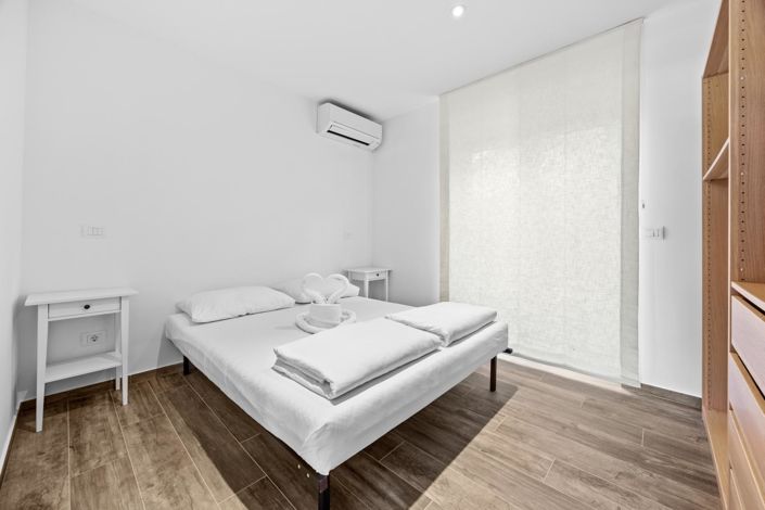 Image No.12-3 Bed Property for sale