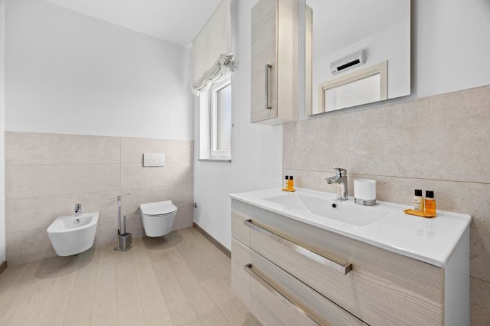 Image No.19-3 Bed Property for sale