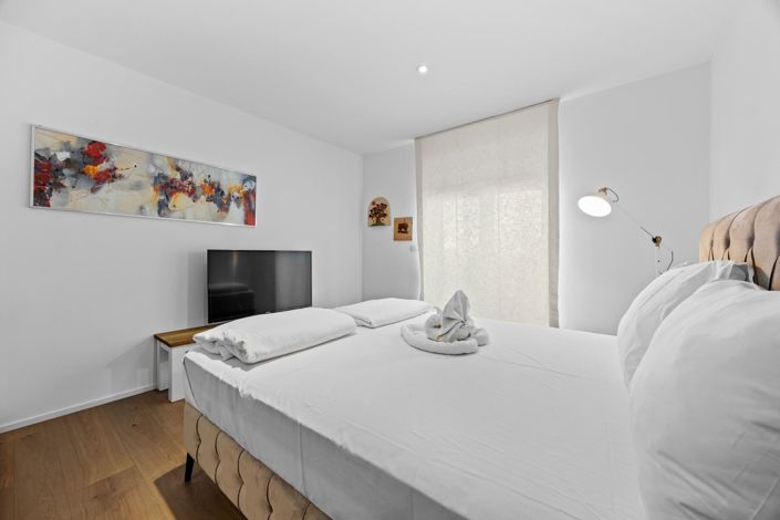 Image No.11-3 Bed Property for sale