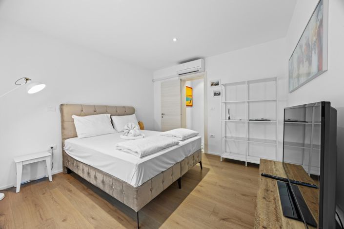 Image No.12-3 Bed Property for sale