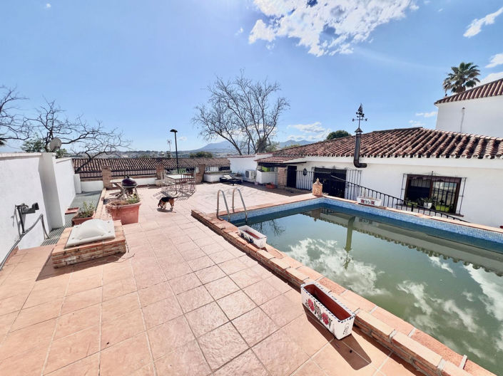 Image No.2-Villa de 4 chambres à vendre à Nueva Andalucia