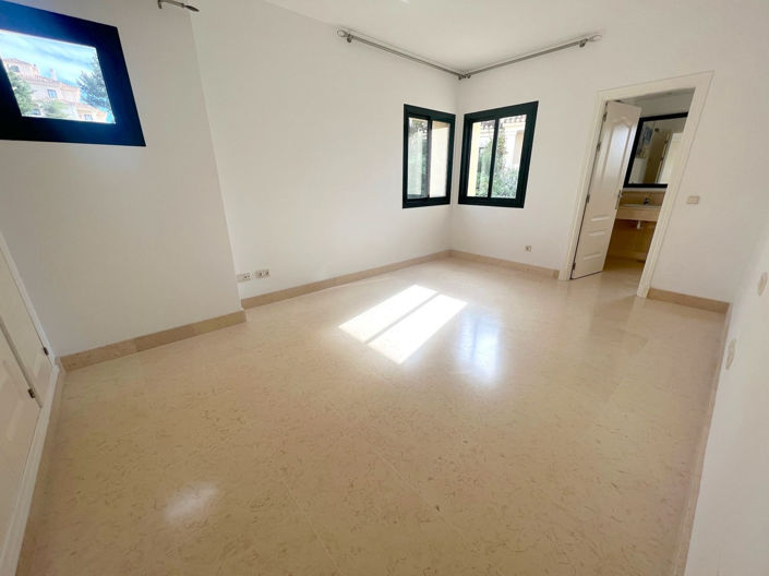 Image No.10-3 Bed Property for sale