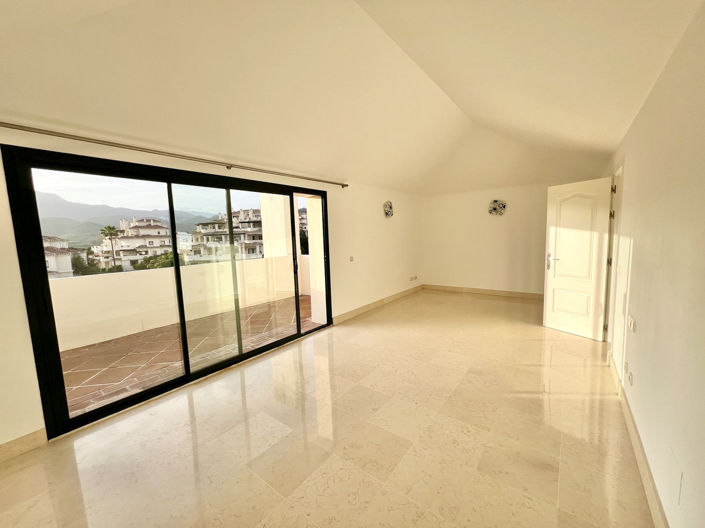 Image No.19-3 Bed Property for sale