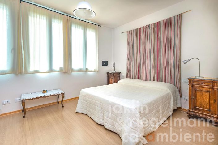 Image No.46-12 Bed Farmhouse for sale