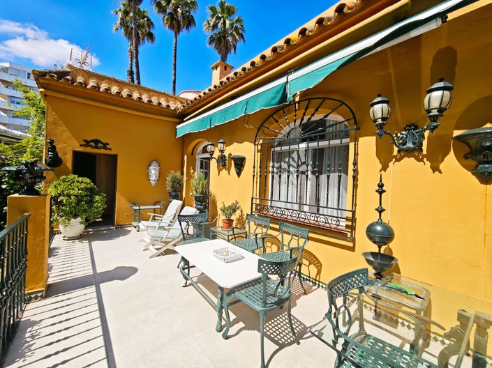 Image No.11-15 Bed Villa for sale