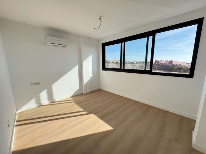 Image No.14-3 Bed Property for sale