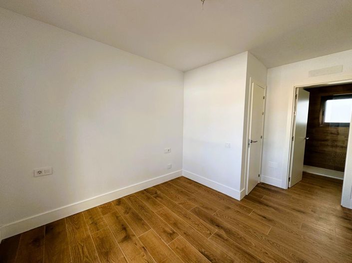 Image No.18-2 Bed Property for sale