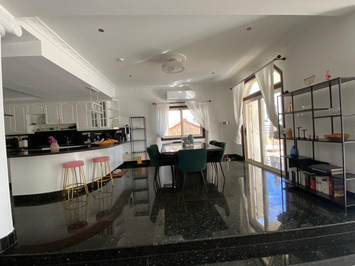 Image No.20-6 Bed Property for sale
