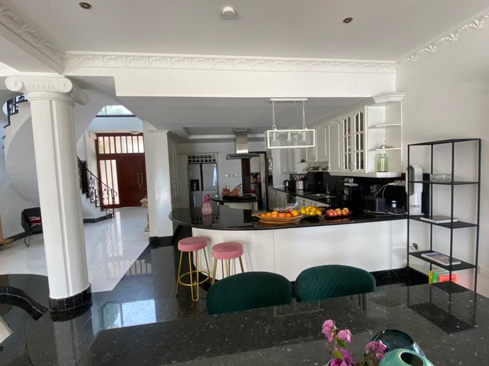Image No.18-6 Bed Property for sale