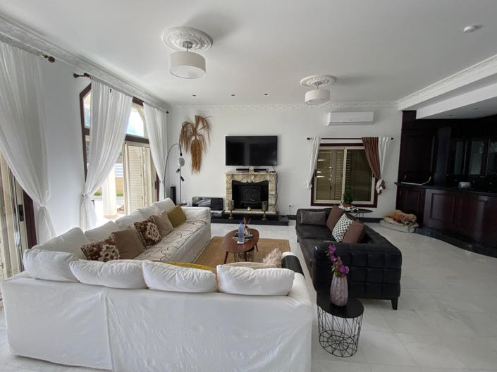 Image No.2-6 Bed Property for sale