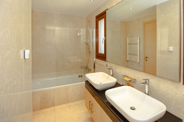 Image No.14-3 Bed Property for sale