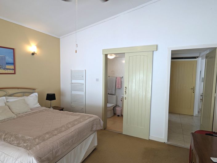 Image No.28-3 Bed Property for sale