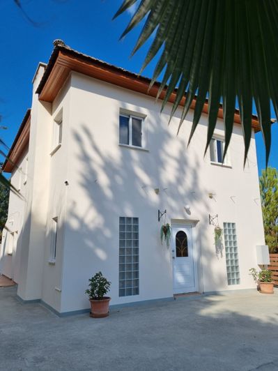 Image No.10-3 Bed Property for sale