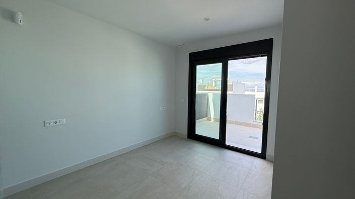 Image No.6-2 Bed Property for sale