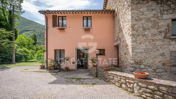 Image No.9-19 Bed Farmhouse for sale