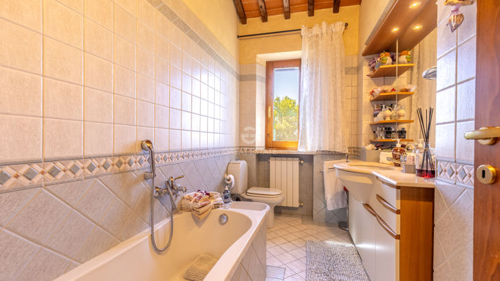 Image No.32-8 Bed Country House for sale