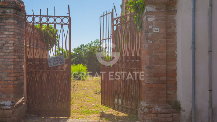 Image No.4-10 Bed Townhouse for sale